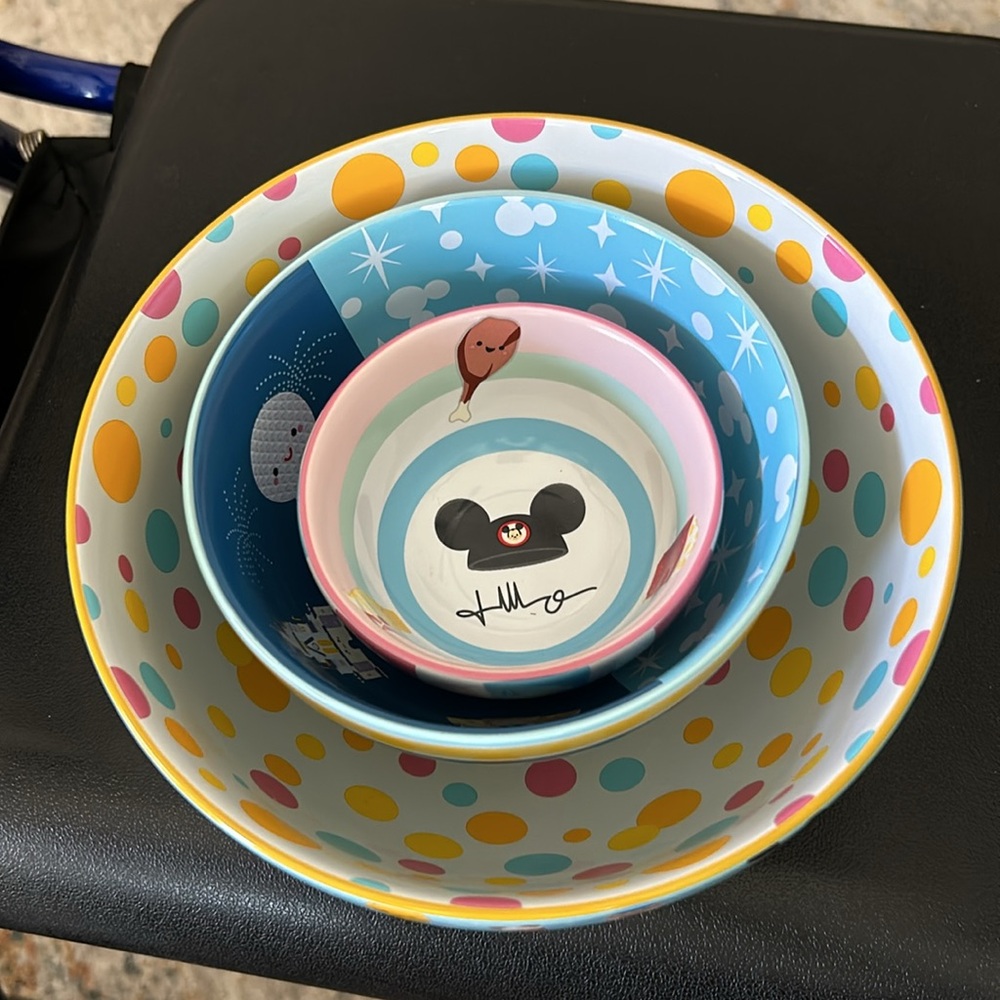 Disney three piece ceramic bowl set each uniquely their own 4 1/2 5 1/2 and7 1/2 - Picture 2 of 11